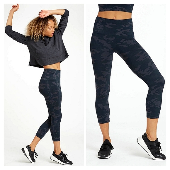New Spanx Look at Me Now Seamless Cropped Leggings Size Small Black Camo - Picture 16 of 16
